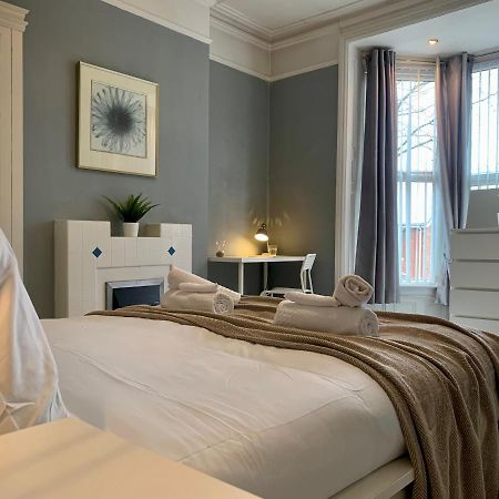 Somerford Place - 6 Beds - Sleeps 12 - Parks 2-3 Cars/Vans Willenhall Екстериор снимка