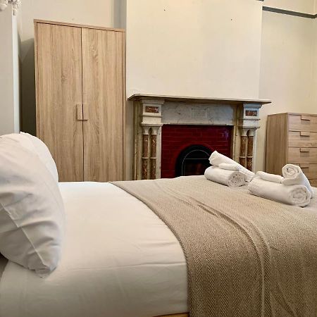 Somerford Place - 6 Beds - Sleeps 12 - Parks 2-3 Cars/Vans Willenhall Екстериор снимка