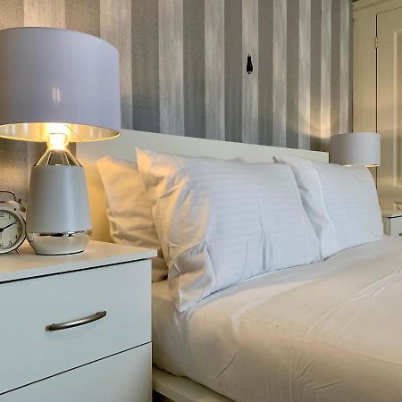 Somerford Place - 6 Beds - Sleeps 12 - Parks 2-3 Cars/Vans Willenhall Екстериор снимка