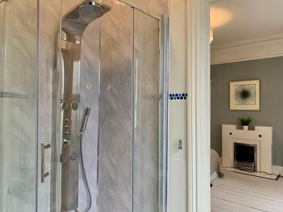 Somerford Place - 6 Beds - Sleeps 12 - Parks 2-3 Cars/Vans Willenhall Екстериор снимка
