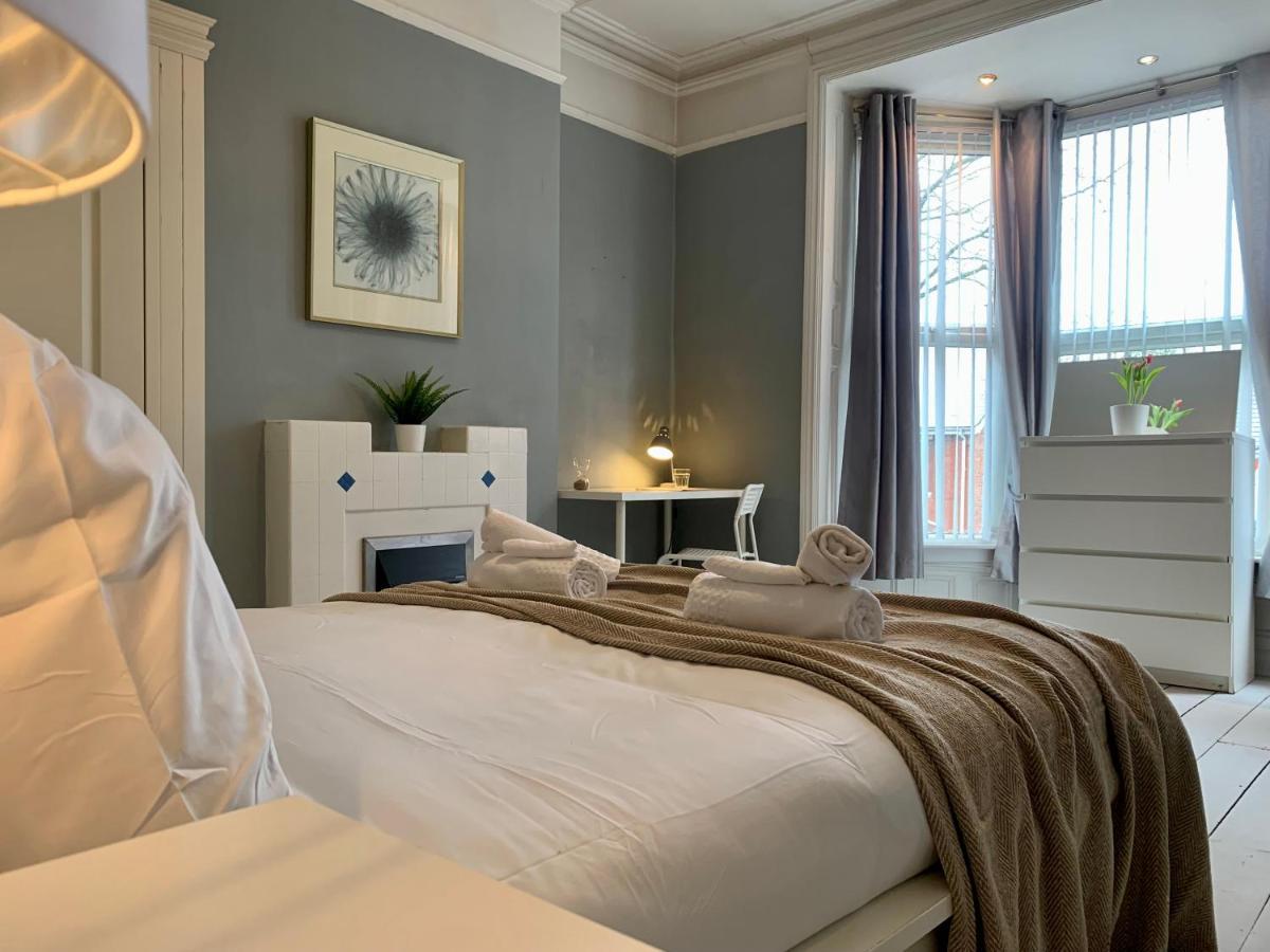 Somerford Place - 6 Beds - Sleeps 12 - Parks 2-3 Cars/Vans Willenhall Екстериор снимка