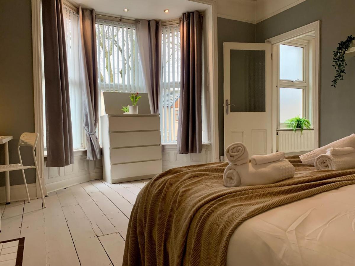 Somerford Place - 6 Beds - Sleeps 12 - Parks 2-3 Cars/Vans Willenhall Екстериор снимка