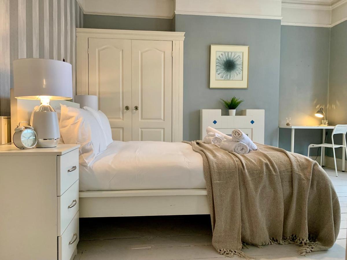 Somerford Place - 6 Beds - Sleeps 12 - Parks 2-3 Cars/Vans Willenhall Екстериор снимка