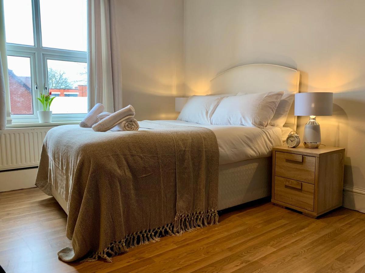 Somerford Place - 6 Beds - Sleeps 12 - Parks 2-3 Cars/Vans Willenhall Екстериор снимка