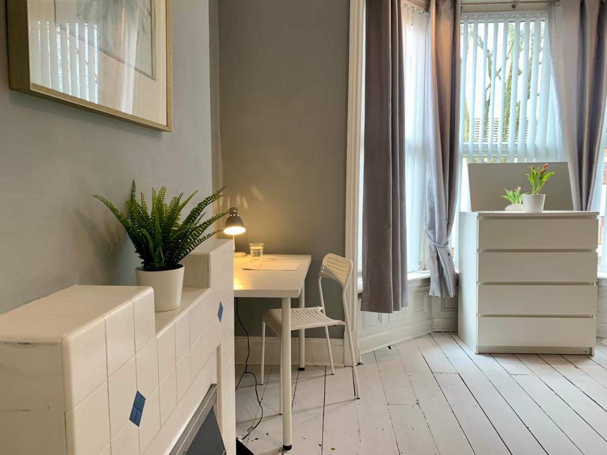 Somerford Place - 6 Beds - Sleeps 12 - Parks 2-3 Cars/Vans Willenhall Екстериор снимка