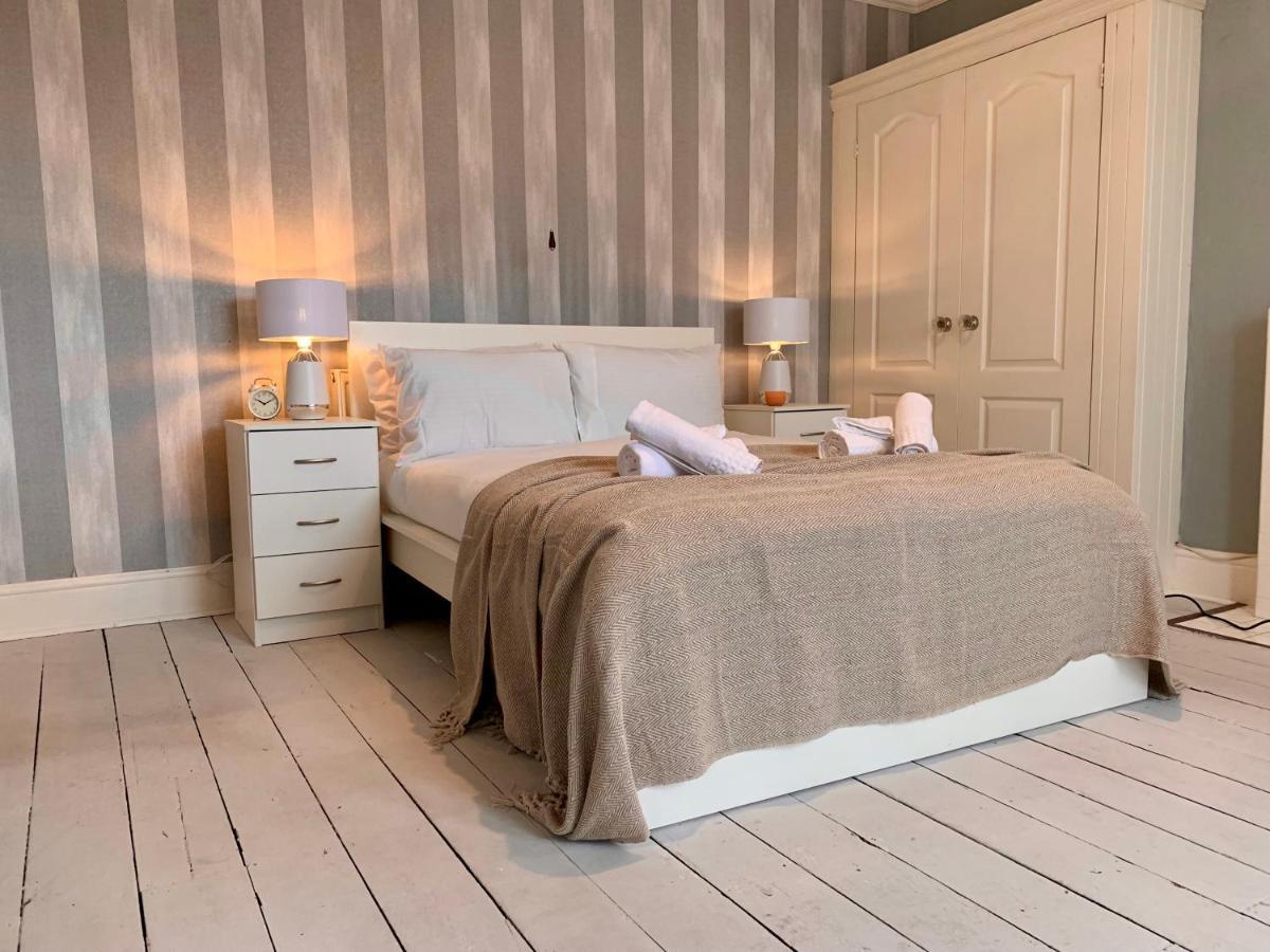 Somerford Place - 6 Beds - Sleeps 12 - Parks 2-3 Cars/Vans Willenhall Екстериор снимка