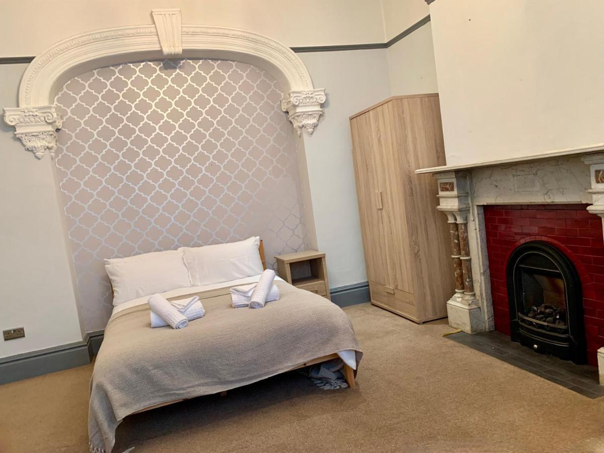 Somerford Place - 6 Beds - Sleeps 12 - Parks 2-3 Cars/Vans Willenhall Екстериор снимка