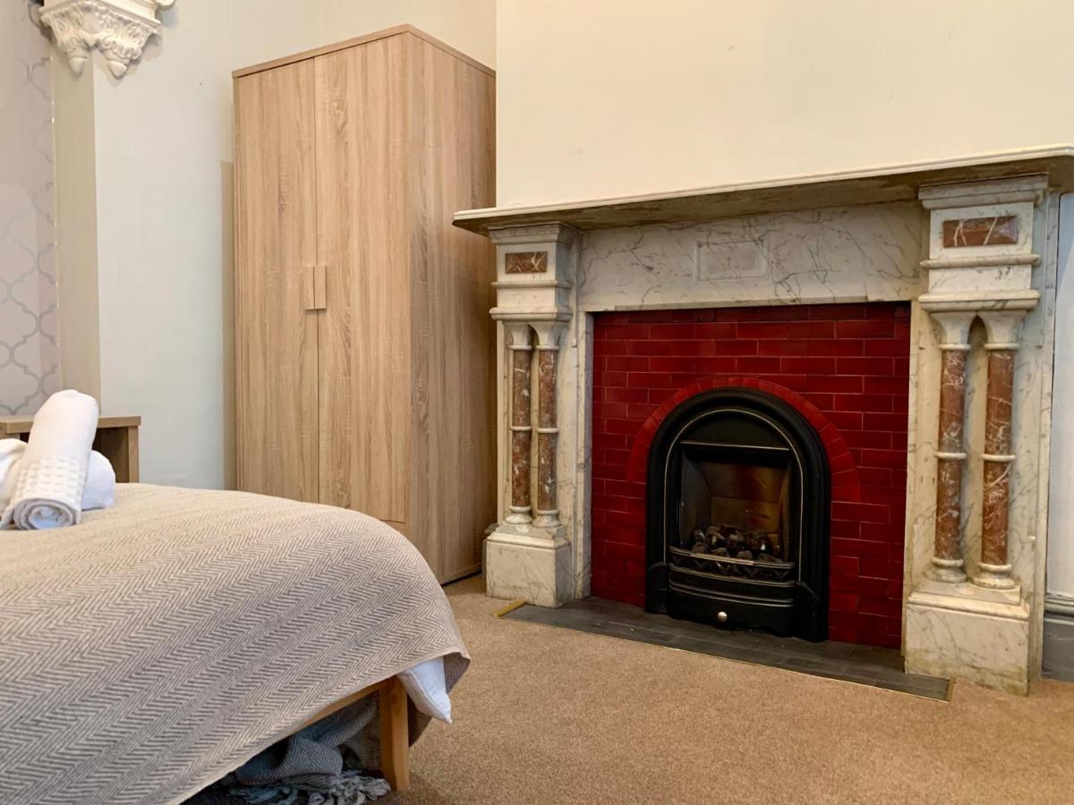Somerford Place - 6 Beds - Sleeps 12 - Parks 2-3 Cars/Vans Willenhall Екстериор снимка