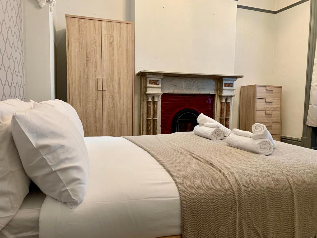 Somerford Place - 6 Beds - Sleeps 12 - Parks 2-3 Cars/Vans Willenhall Екстериор снимка