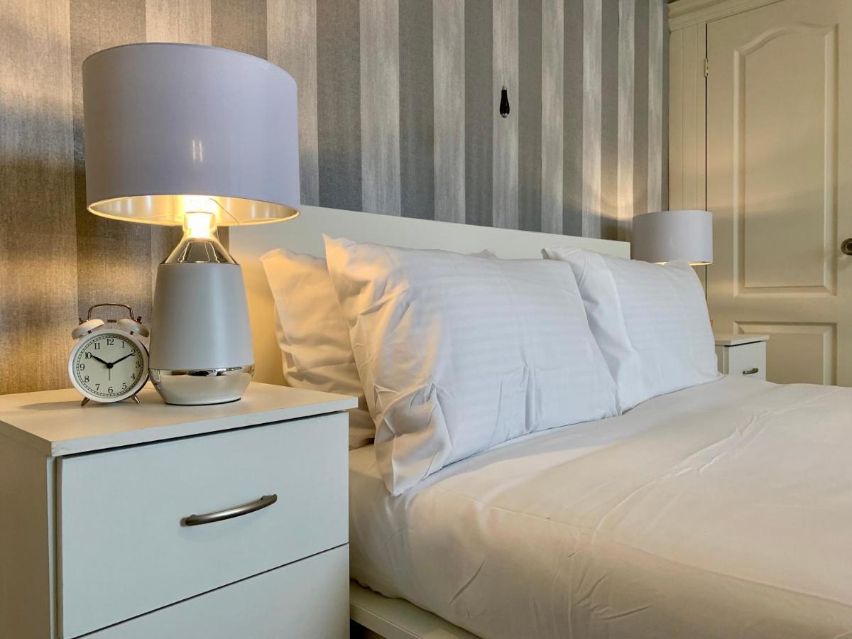 Somerford Place - 6 Beds - Sleeps 12 - Parks 2-3 Cars/Vans Willenhall Екстериор снимка