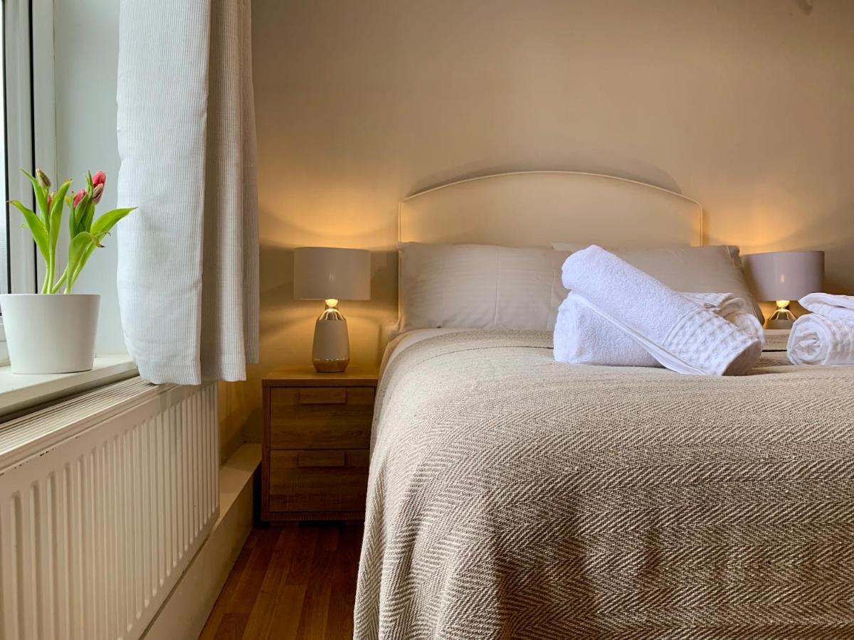 Somerford Place - 6 Beds - Sleeps 12 - Parks 2-3 Cars/Vans Willenhall Екстериор снимка