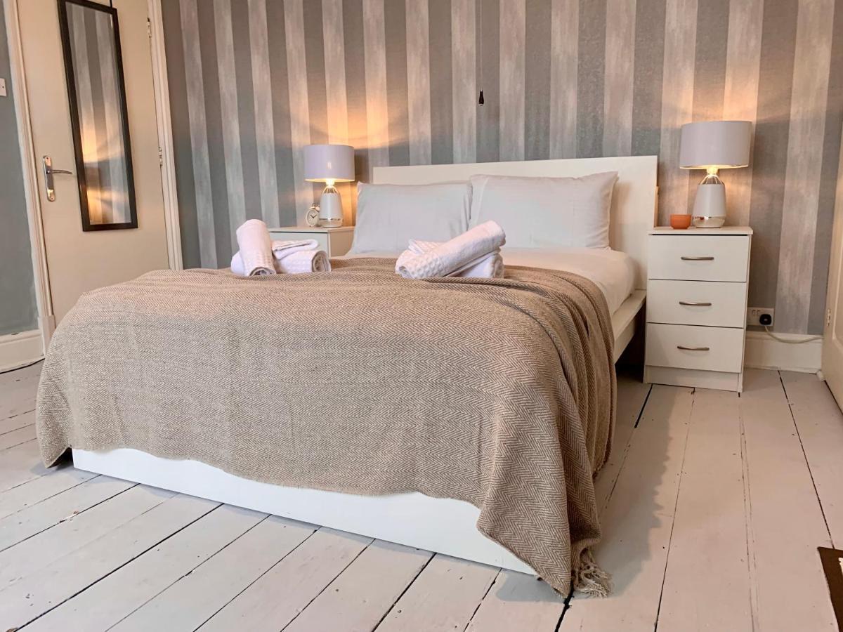 Somerford Place - 6 Beds - Sleeps 12 - Parks 2-3 Cars/Vans Willenhall Екстериор снимка