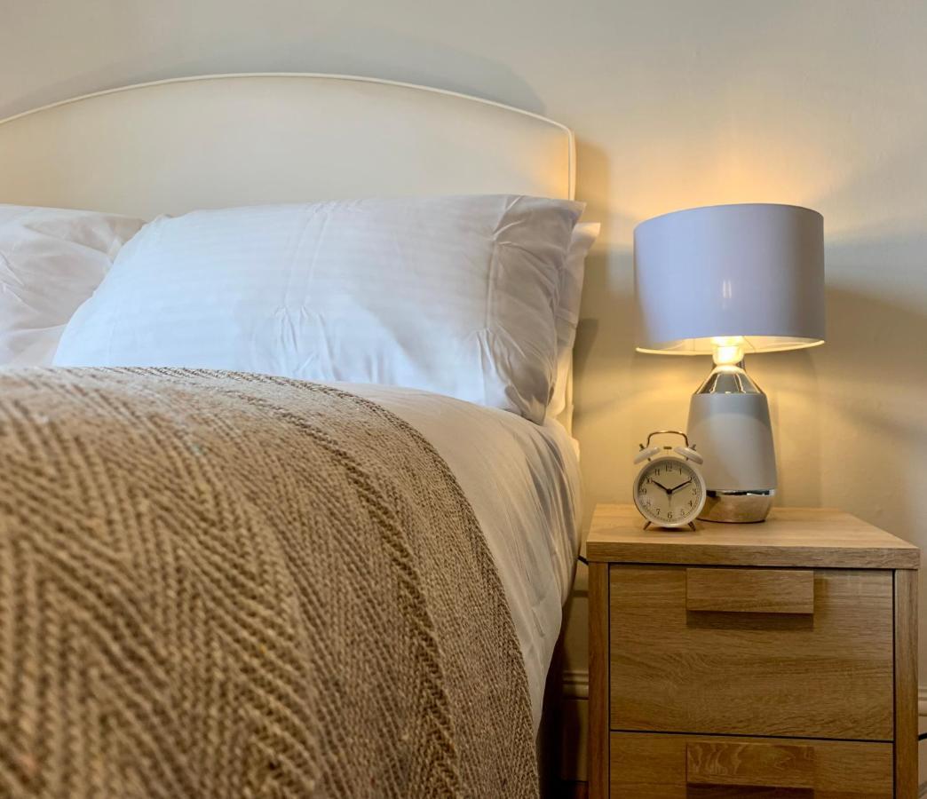 Somerford Place - 6 Beds - Sleeps 12 - Parks 2-3 Cars/Vans Willenhall Екстериор снимка
