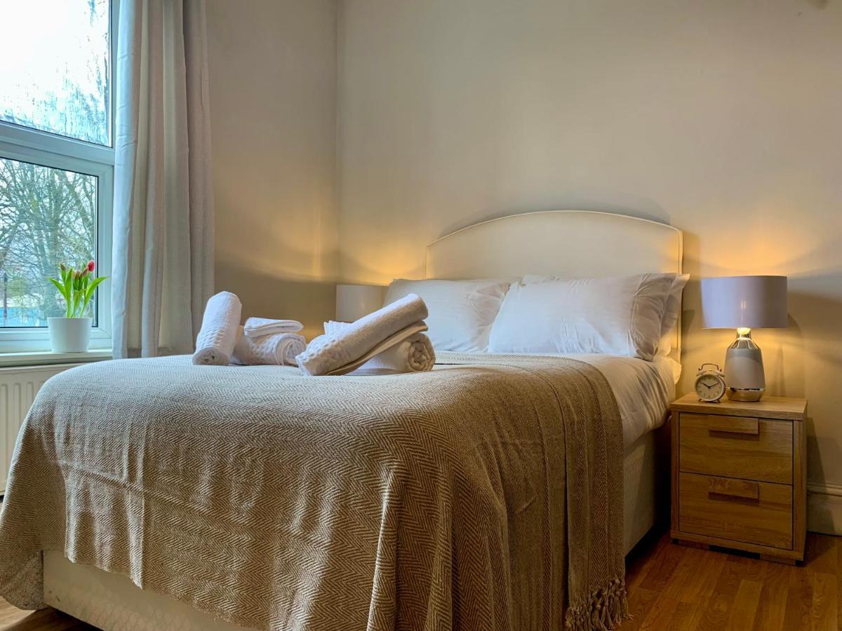 Somerford Place - 6 Beds - Sleeps 12 - Parks 2-3 Cars/Vans Willenhall Екстериор снимка
