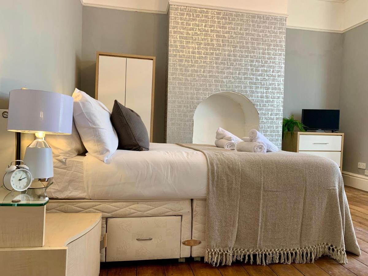 Somerford Place - 6 Beds - Sleeps 12 - Parks 2-3 Cars/Vans Willenhall Екстериор снимка