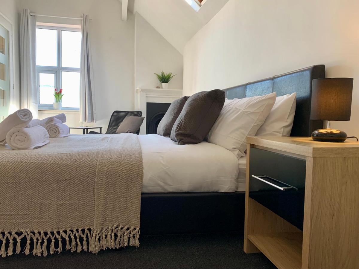 Somerford Place - 6 Beds - Sleeps 12 - Parks 2-3 Cars/Vans Willenhall Екстериор снимка