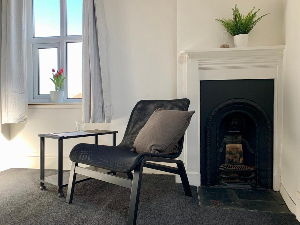Somerford Place - 6 Beds - Sleeps 12 - Parks 2-3 Cars/Vans Willenhall Екстериор снимка