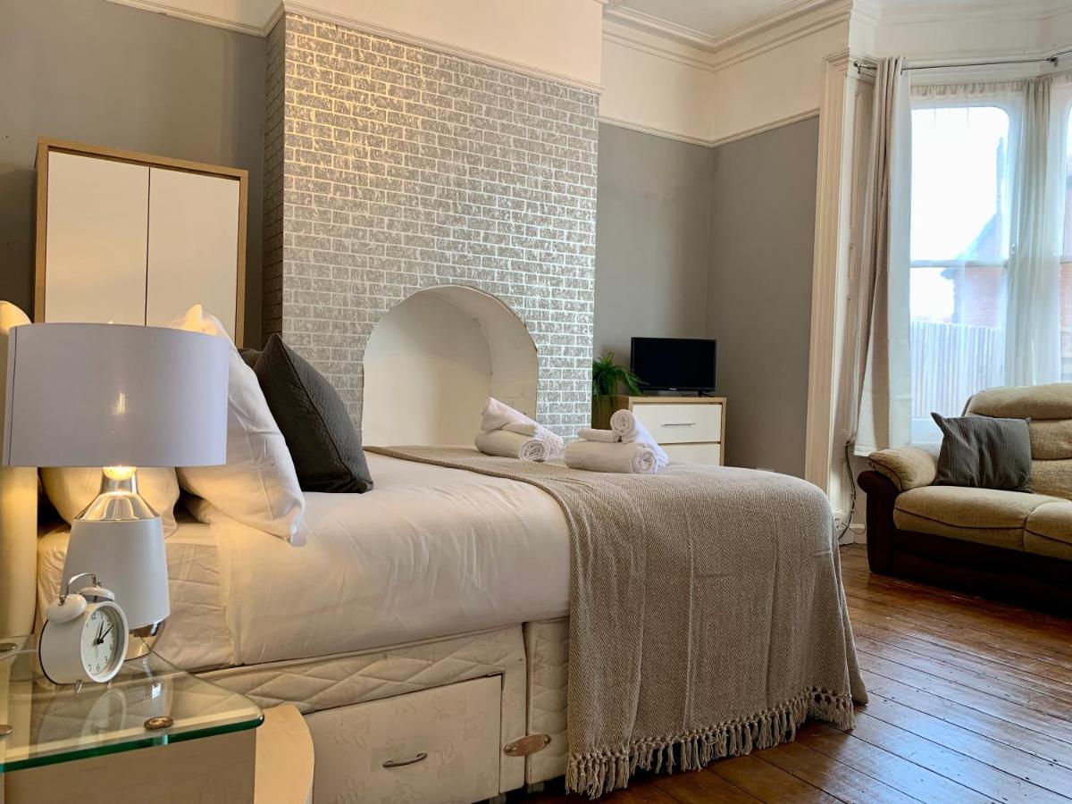 Somerford Place - 6 Beds - Sleeps 12 - Parks 2-3 Cars/Vans Willenhall Екстериор снимка