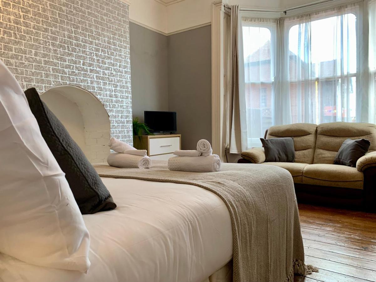 Somerford Place - 6 Beds - Sleeps 12 - Parks 2-3 Cars/Vans Willenhall Екстериор снимка